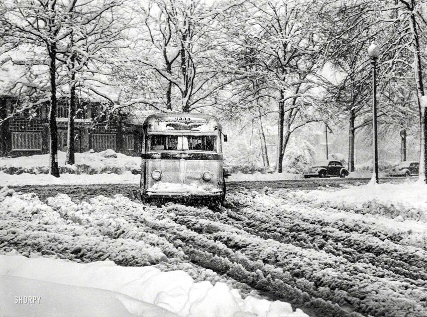 Автобус посреди дорожного моря снежной каши (1942 год)