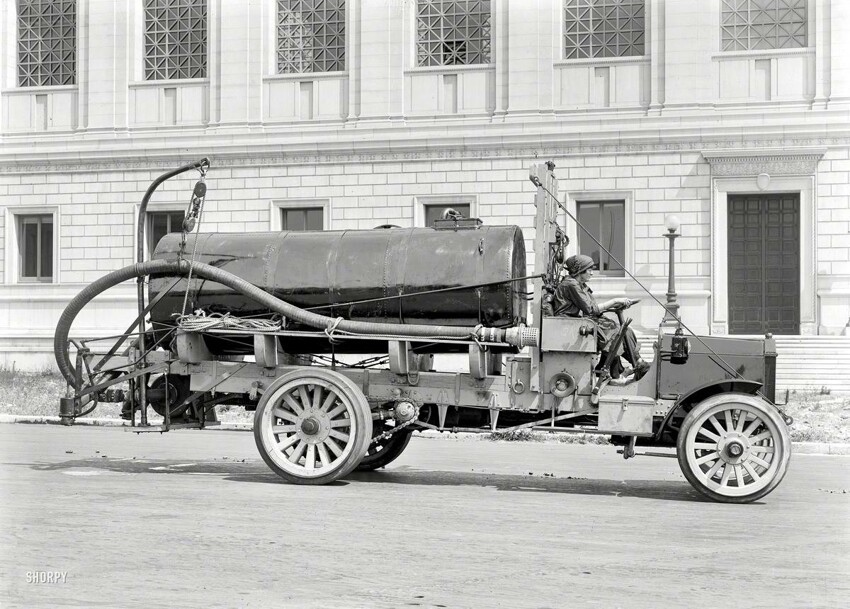 Девушка за рулем автоцистерны для откачивания воды (1919 год)