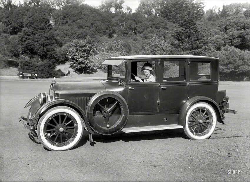 Улыбчивая девушка за рулем своего авто (1923 год)