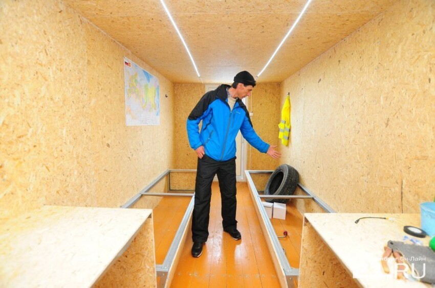 Для путешествия Александр сделал дом на колёсах. В нём он установит две кровати, сделает кухонный уголок, поставит дизельный генератор. 