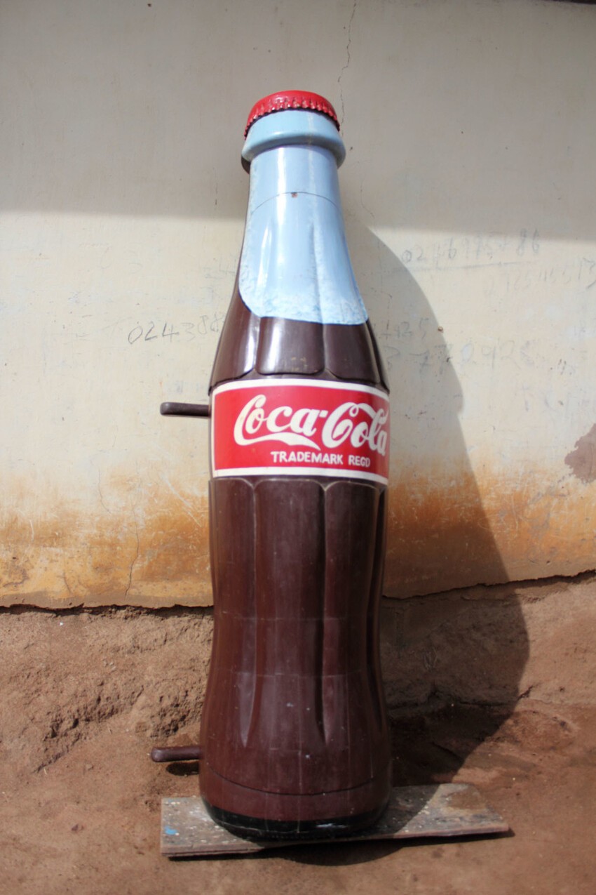 24. Бутылка охлаждённой кока-колы