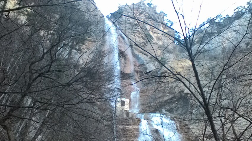 С крымскотатарского это название переводится как Падающая вода,водопад имеет высоту 98,5 м и выглядит великолепно.