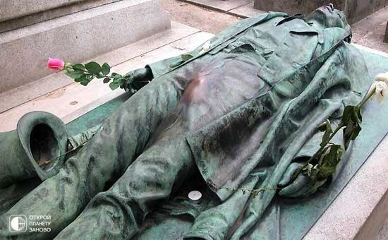 8. Памятник Виктору Нуару, Париж, Франция