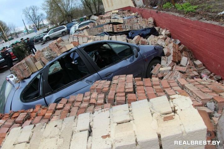 В Бресте кирпичная стена упала на припаркованные автомобили