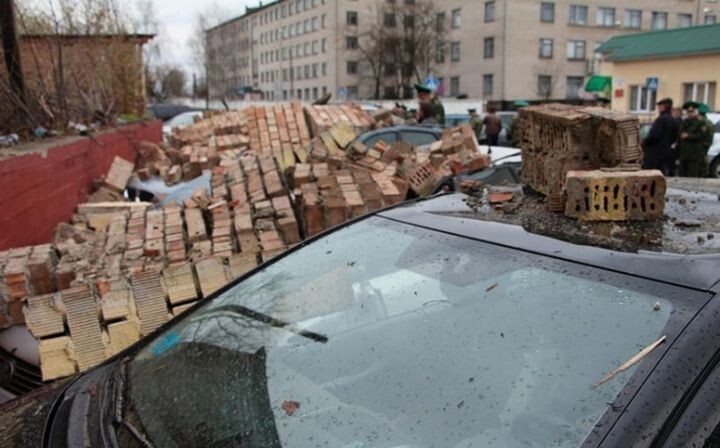 В Бресте кирпичная стена упала на припаркованные автомобили