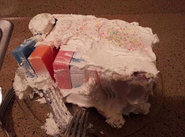 Мама "испекла" торт 