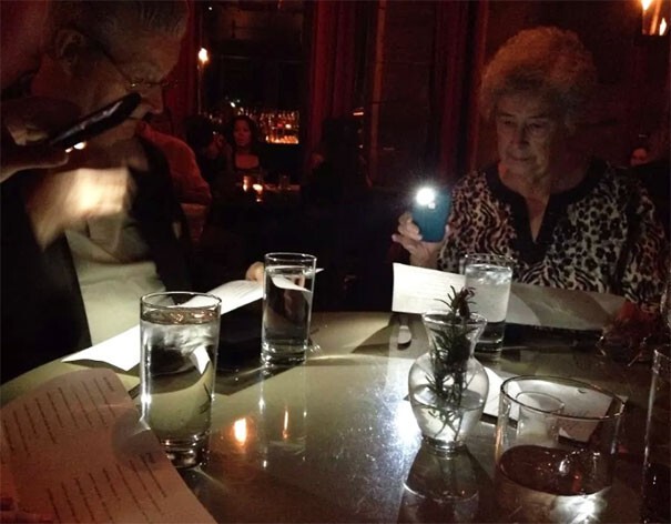Привел родителей в дорогой ресторан с приглушенным светом 