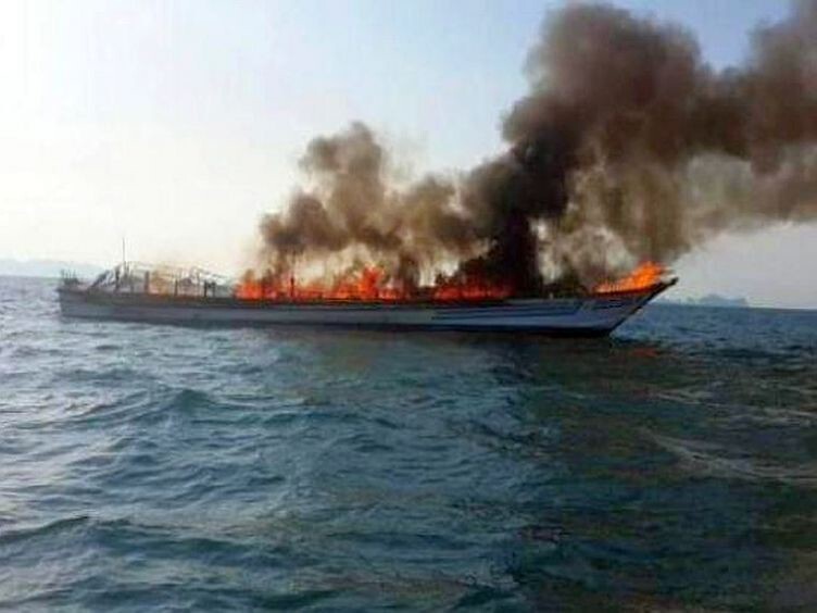 Паром со 104 туристами взорвался в Тайланде, а туристы прыгали в море.