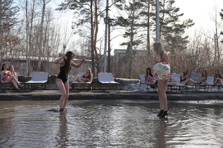 В Новосибирске на обочинах дорог загорают девушки