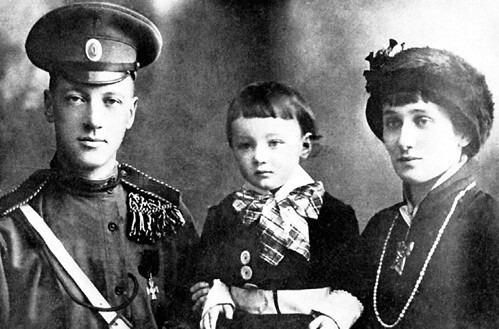 Разведчик, боевой офицер Николай ГУМИЛЁВ с женой Анной АХМАТОВОЙ и сыном Львом