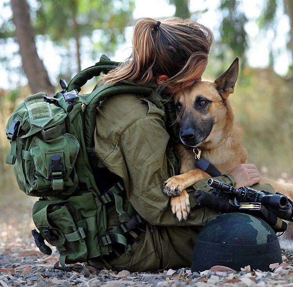 26. Солдат Армии обороны Израиля со своим псом