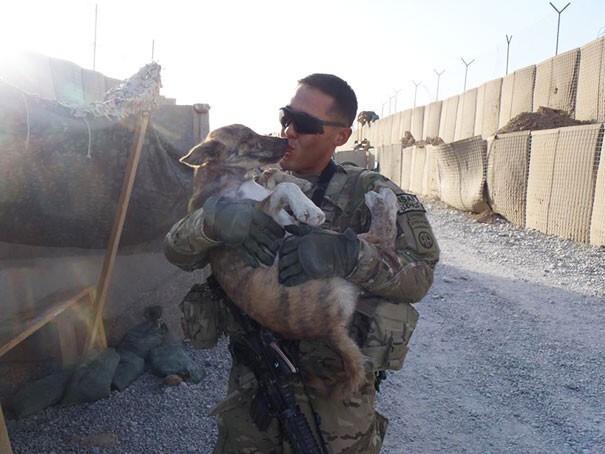 9. Солдат спасает собаку на улицах Афганистана