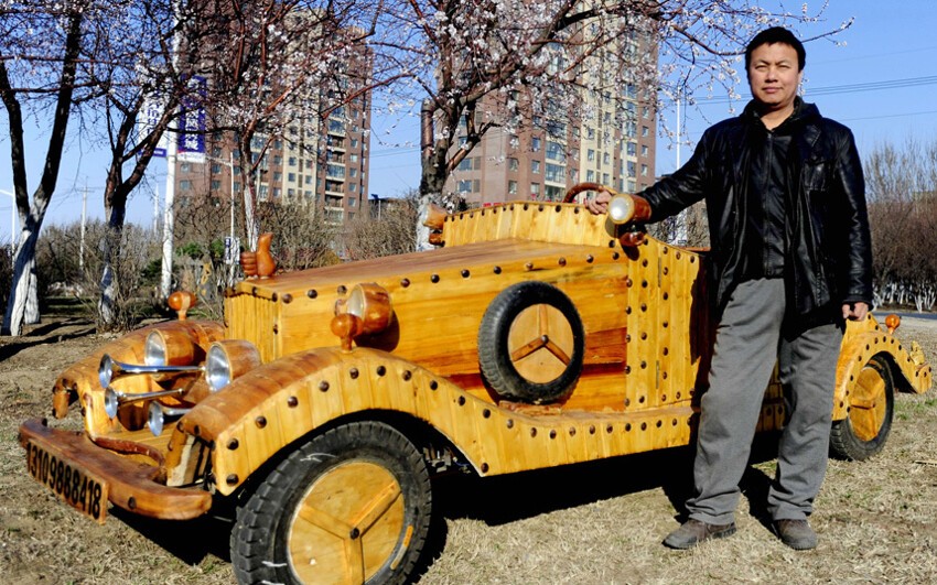 49-летний плотник-самоучка Лю Фулонг провёл тест-драйв своего третьего деревянного автомобиля на дорогах Шэньяна