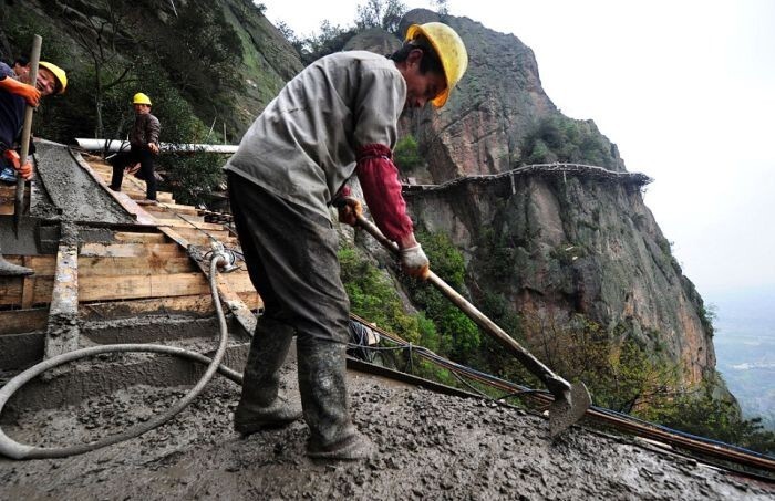 Реконструкция той самой горной тропы в Китае