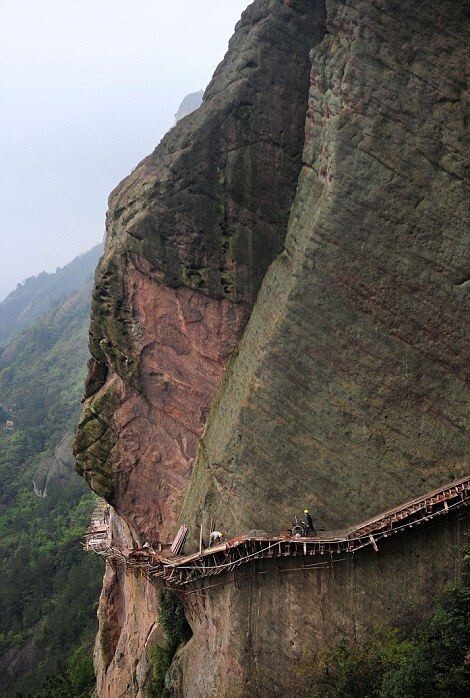 Реконструкция той самой горной тропы в Китае