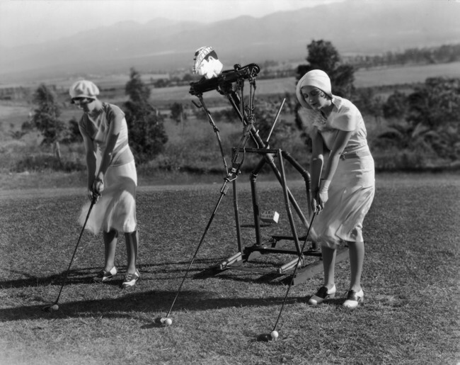 Две девушки учатся играть в гольф при помощи робота-тренера, 1925 г.