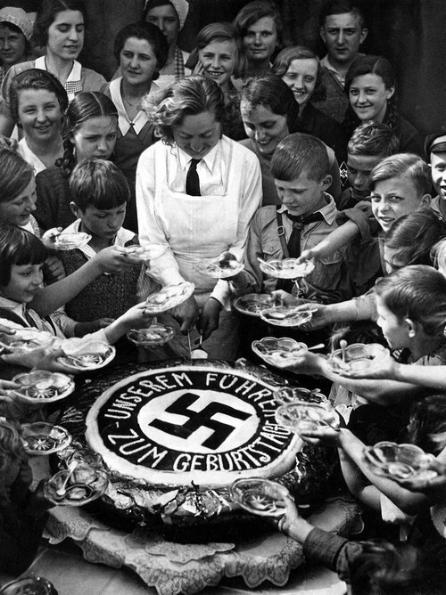 Немецкие дети празднуют день рождения Гитлера, 1934 г.