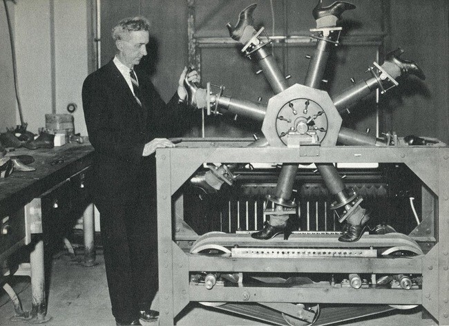 «Шагающая машина» в Национальном бюро стандартов, предназначенная для тестирования изнашиваемости обуви, 1937 г.