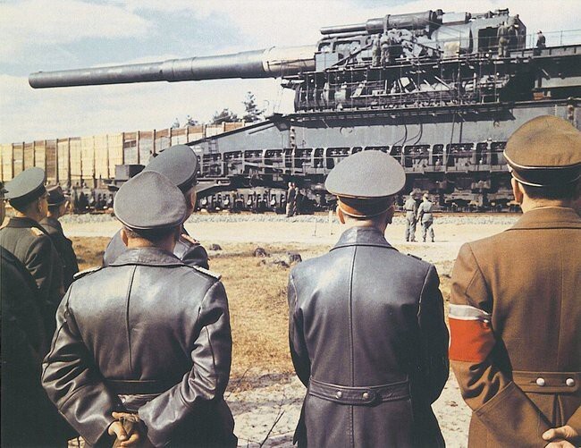 В 1936 году Гитлер поручил Густаву Круппу разработать артиллерийское орудие, способное разрушить систему французских укреплений Линии Мажино. Крупп предложил гигантскую пушку калибра 80 см. Гитлер приказал построить две.