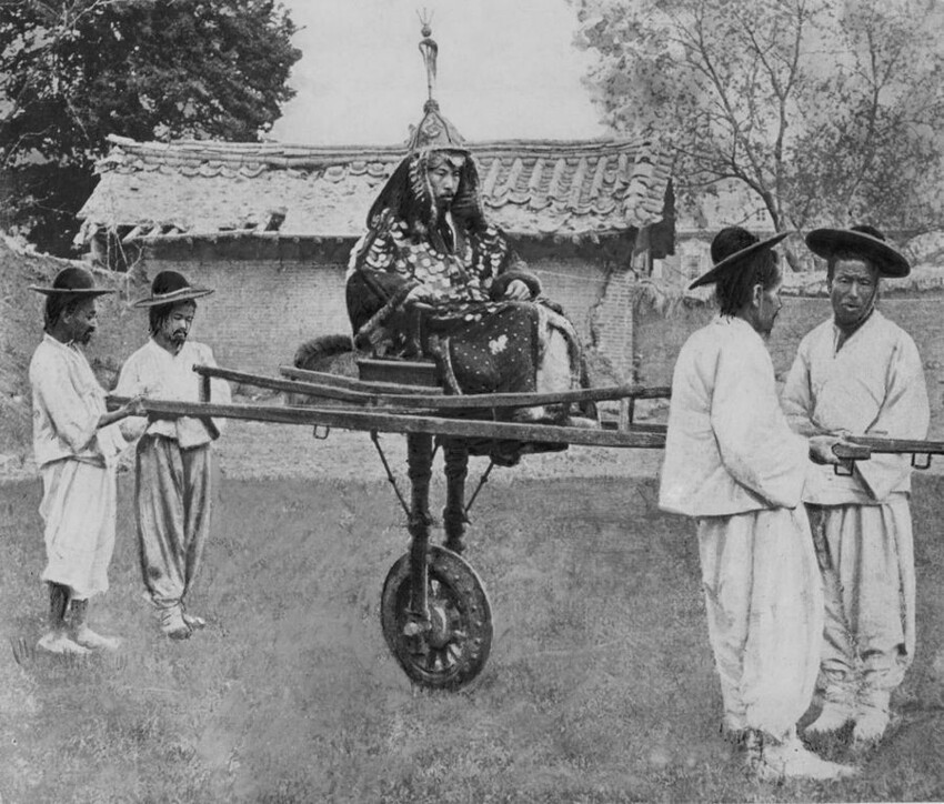 Корейский аристократ и его носильщики, 1900 г.