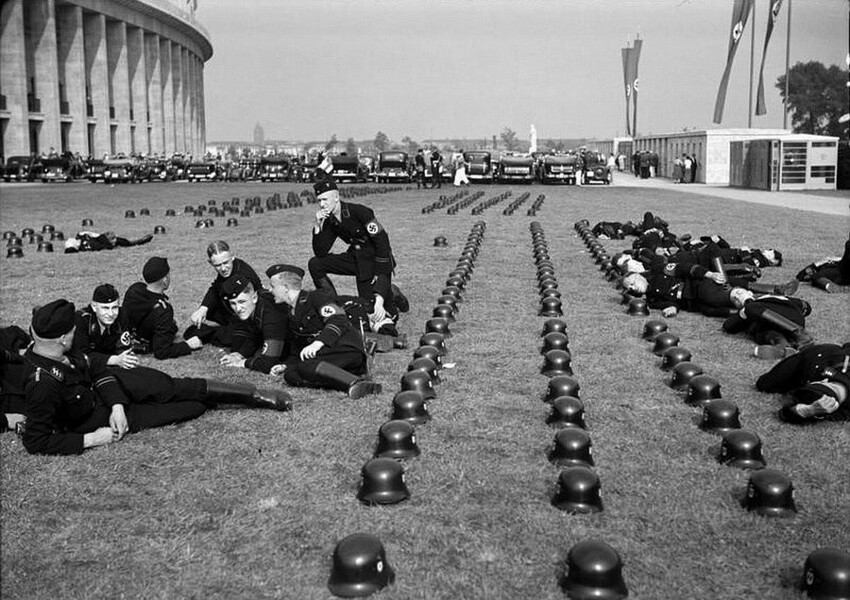 Германские военные отдыхают во время Берлинской Олимпиады, 1936 г.