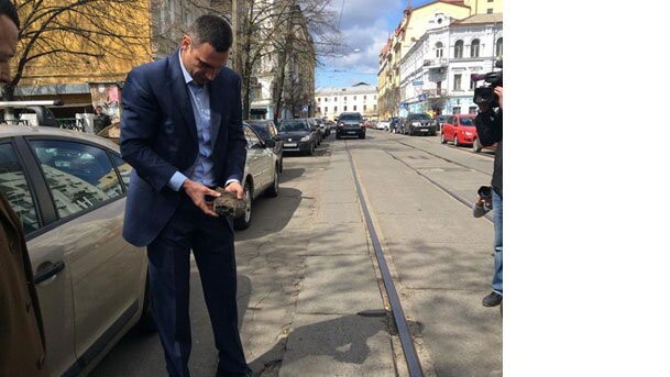 Кличко брал асфальт с улиц Киева и смотрел на него