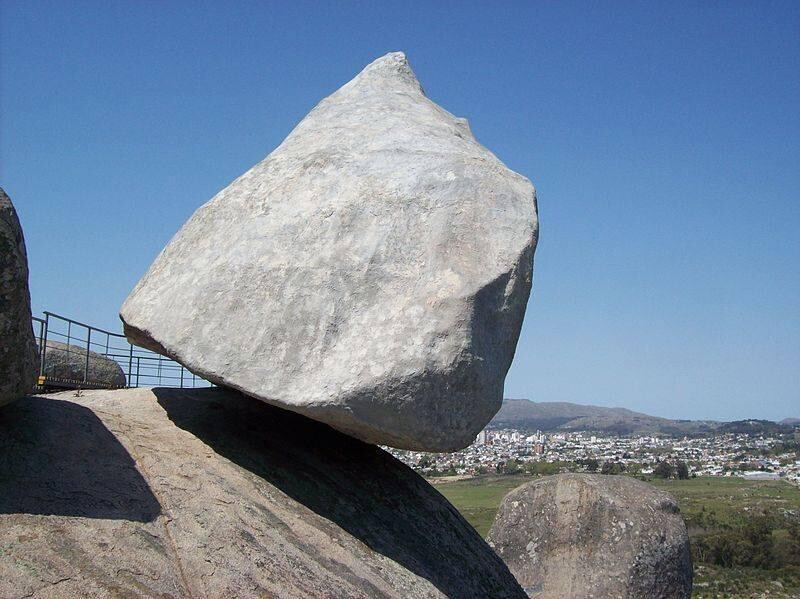1. Камень Даваско — валун, весом 300 тонн, повисший на краю скалы, покачивающийся от порывов ветра несколько тысячелетий.