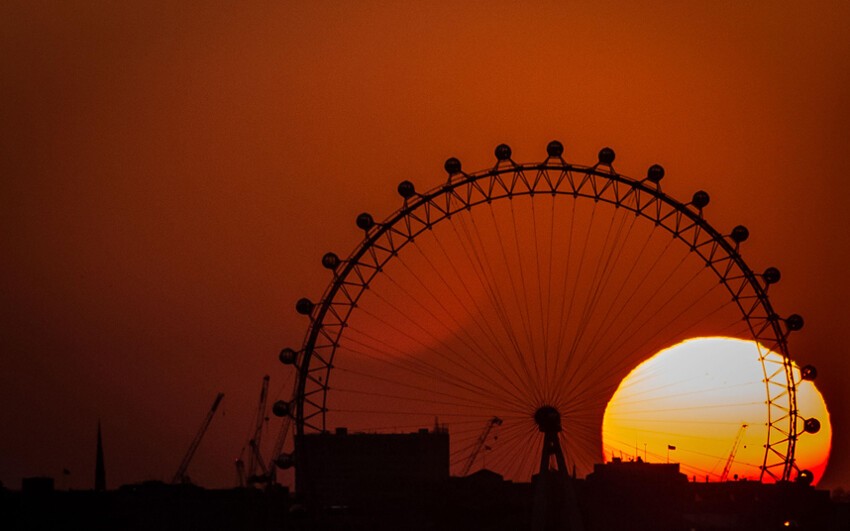 Лондонский глаз на фоне захода солнца