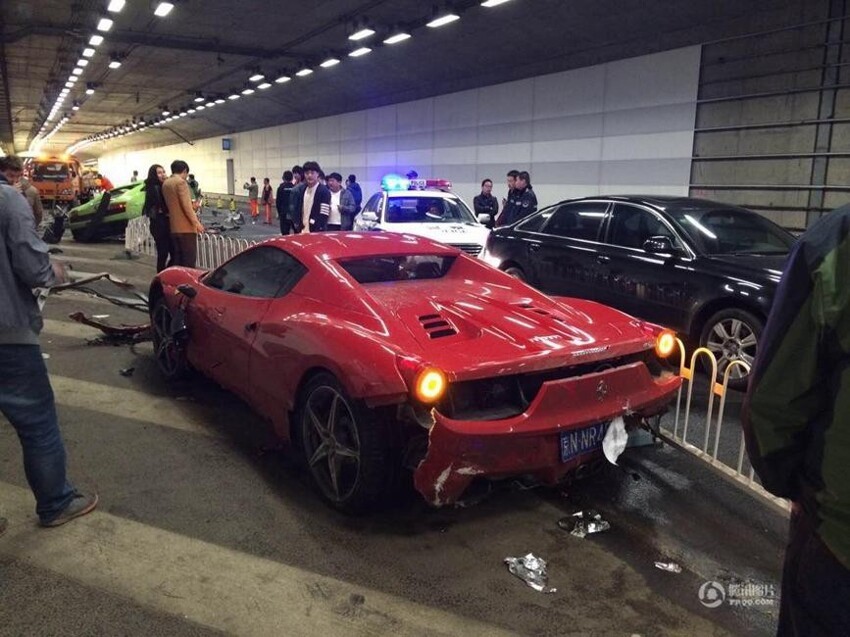 В Китае разбили Lamborghini и Ferrari