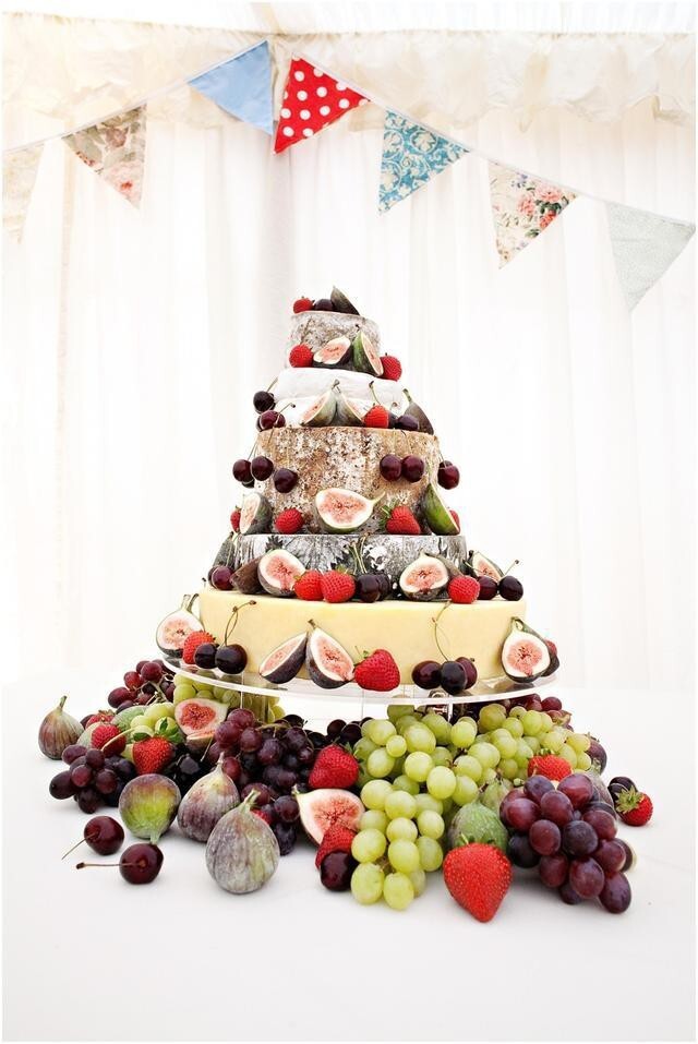 3. Сырный торт, украшенный фруктами и ягодами 