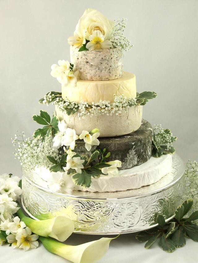 4. С виду - традиционный свадебный торт, но из сыра