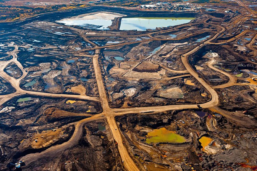 Добыча нефти из битумных песков в Альберте, Канада 