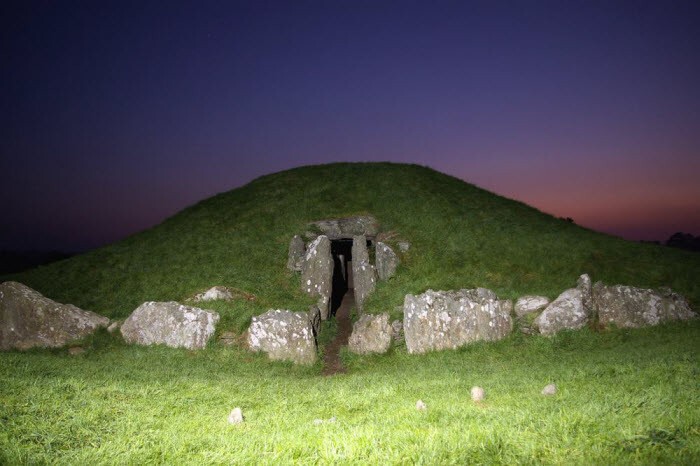 3. Брин-Келли-Ди, валл. Bryn Celli Ddu, букв. «холм в тёмной (или священной) роще»