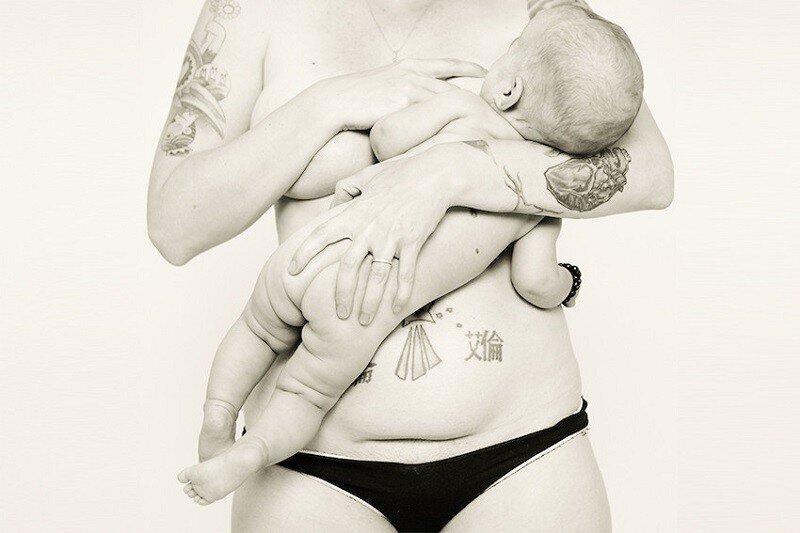 Эшли Уэллс Джексон со своей 5-месячной дочерью Новой. Это тот снимок, с которого и начался весь проект...