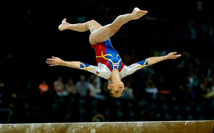 Выступление румынской гимнастки Лоры Джурки во время отборочного тура Чемпионата Европы по спортивной гимнастике среди женщин в Монпелье, Франция.