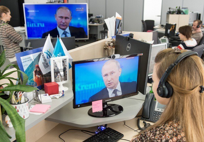 Прямая линия Владимира Путина в фотографиях
