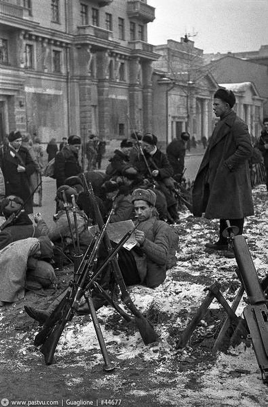 Оборона Москвы. Москвичи отправляются на фронт. Бойцы одного из рабочих батальонов Москвы на привале.