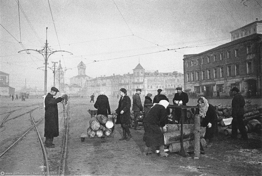 Москвичи запасают дрова на зиму.