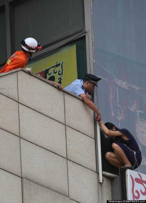 А этот полицейский из Китая приковал себя наручниками к человеку, находящемуся на грани