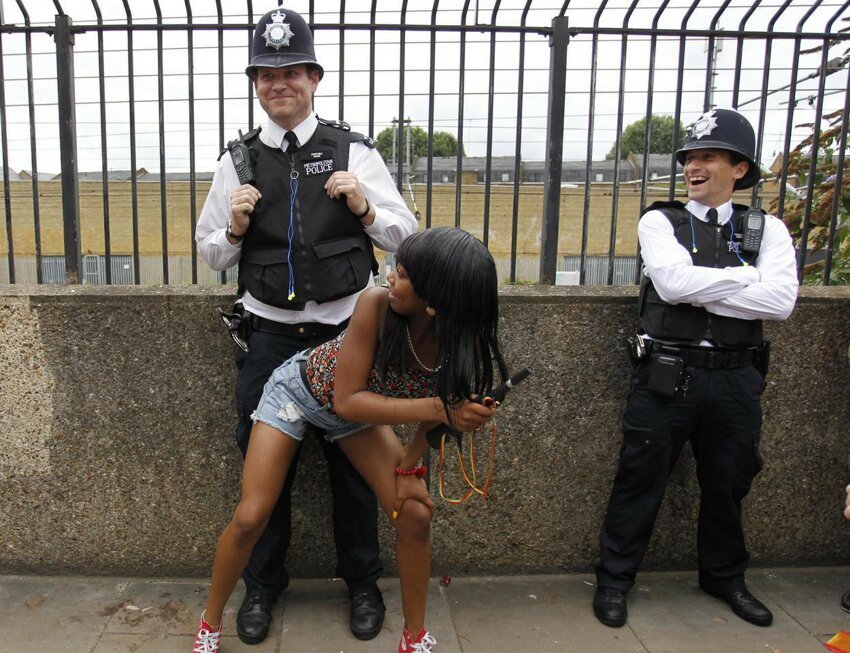Стойкости британских полицейских можно только позавидовать...