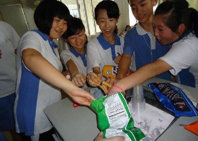 10. Китайские дети пробуют американскую еду.