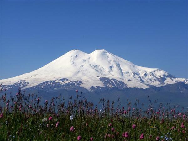 Эльбрус,самая высокая гора на ссеверном кавказе.