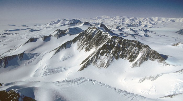 16. Трансантарктические горы делят континент на Восточную и Западную части
