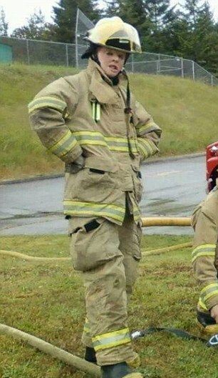Обгоревший в детстве парень поборол страх огня, став пожарным