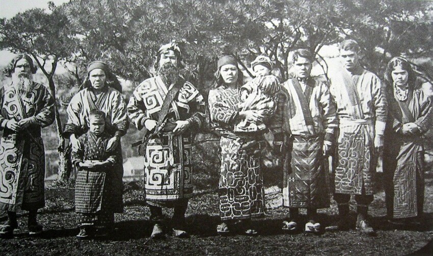 Группа айнов в традиционных костюмах, 1904г.