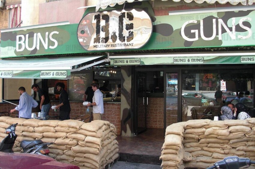 Военный ресторан Buns and Guns в Бейруте