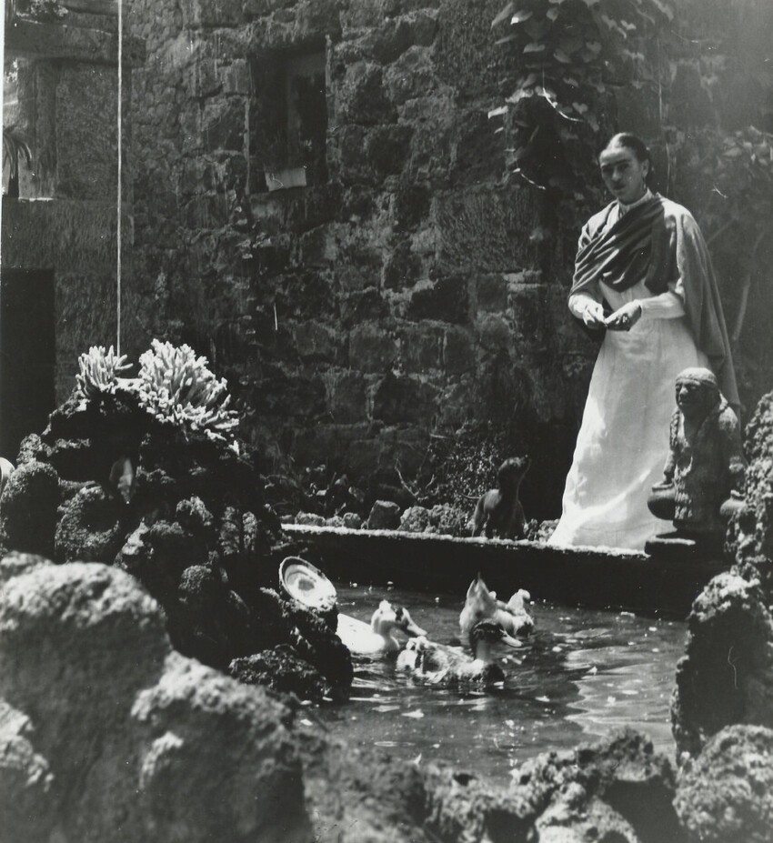 Фрида Кало в Ла-Каса-Азуль (в Голубом доме), где Кало родилась и скончалась в возрасте 47 лет.