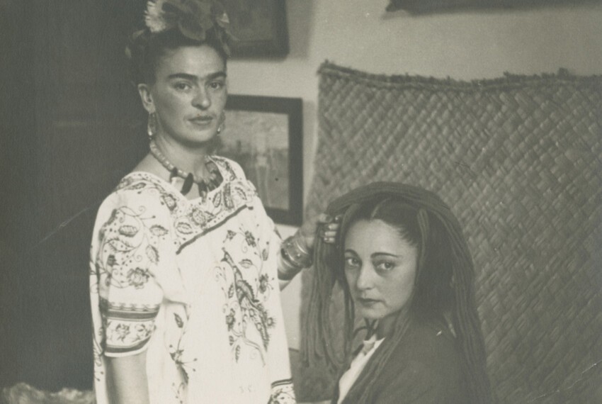 Фрида Кало заплетает волосы Розы Коваррубиас, 1940 год