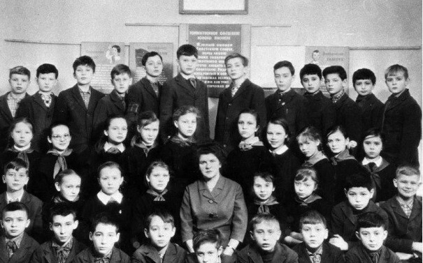 Школьное фото Путина в Санкт-Петербурге (первый ряд, третий справа)
