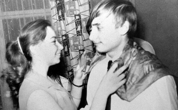 Путин танцует с одноклассницей Еленой на вечеринке в Санкт-Петербурге (1970)